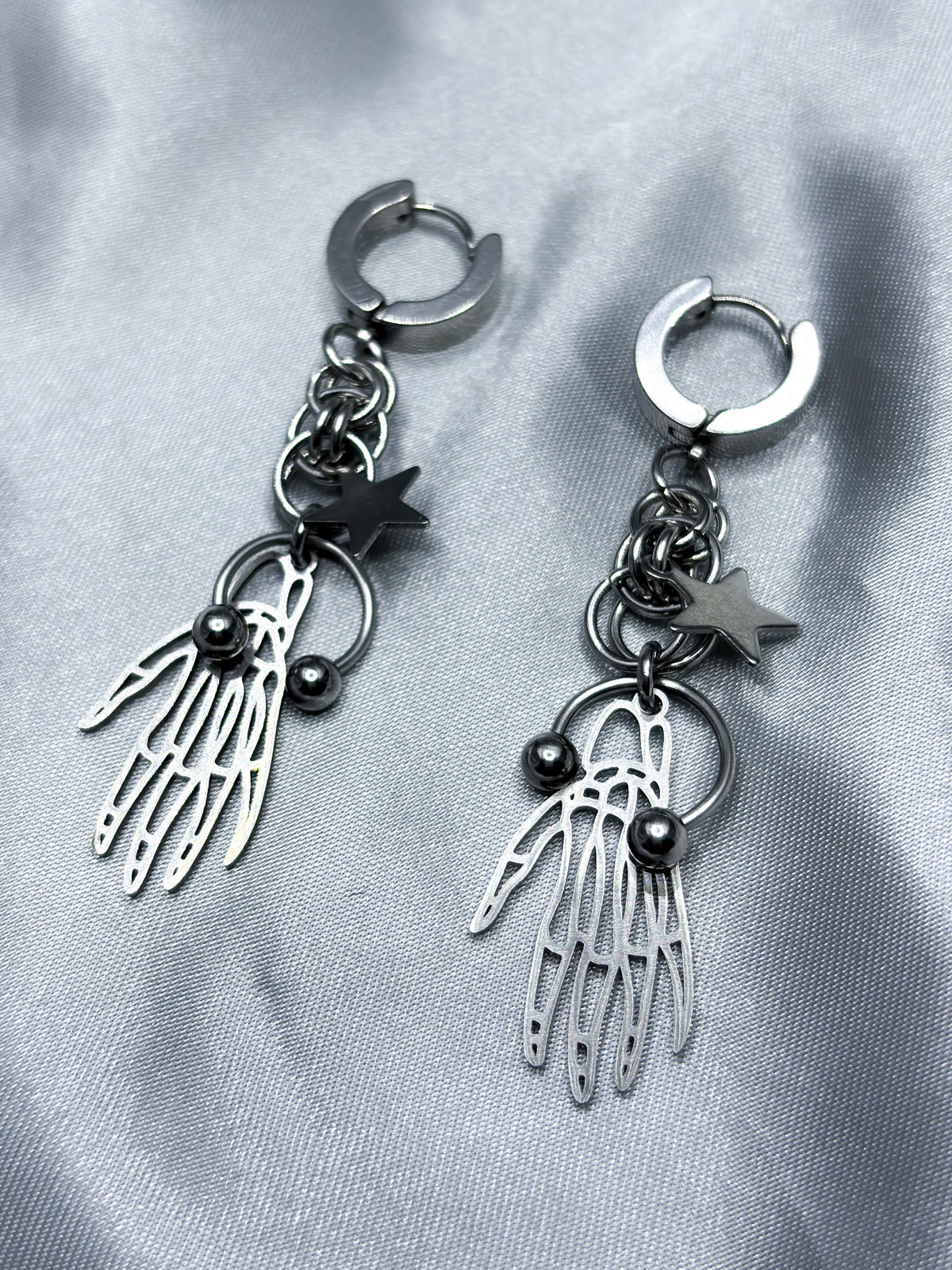 SKELETON HANDS EARRINGS