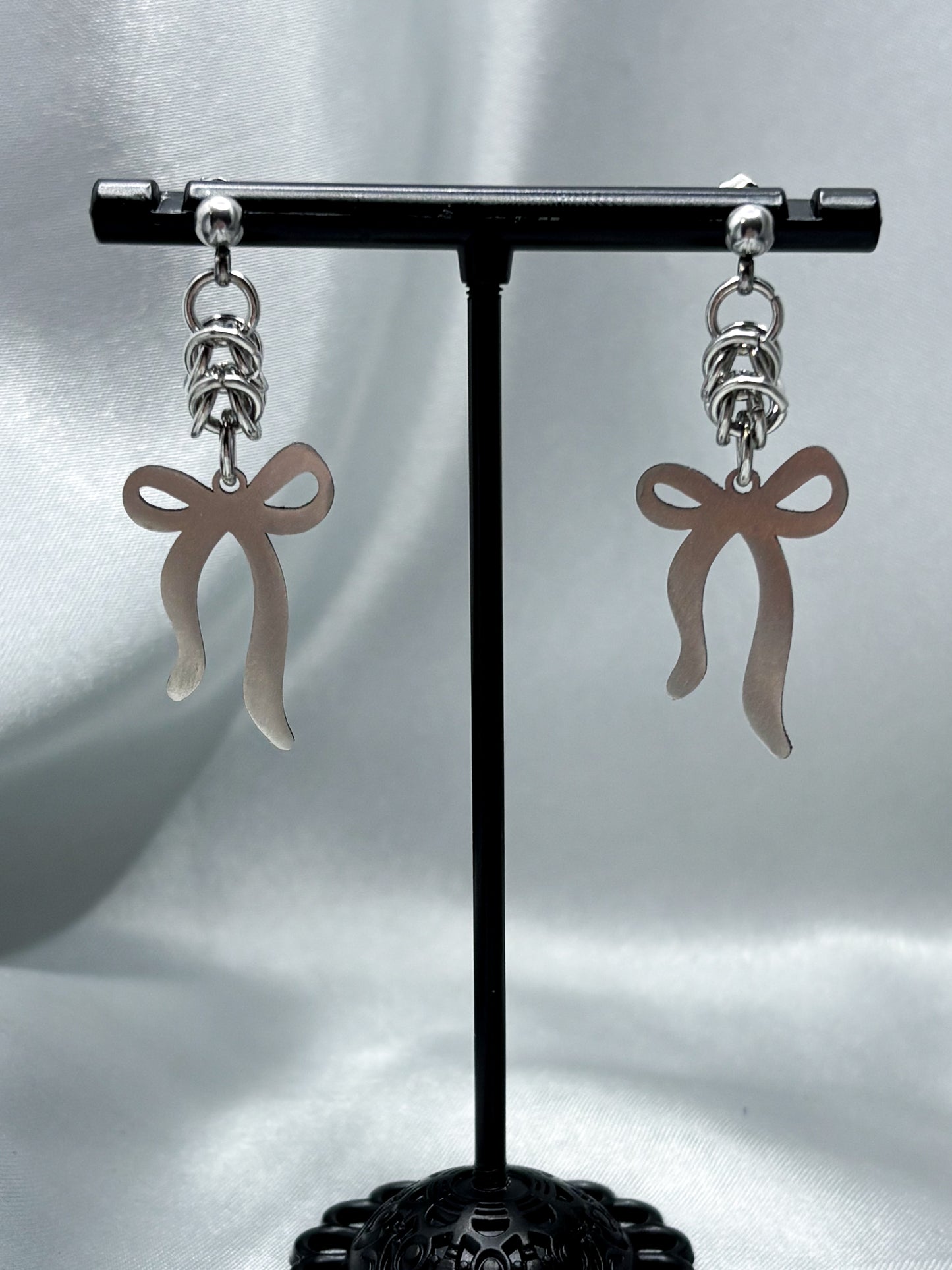 CHAINMAIL BOW EARRINGS