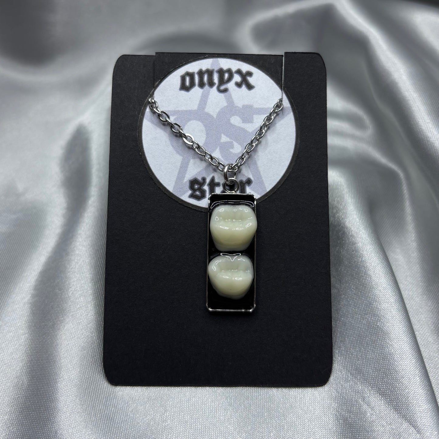 STRAIGHT TEETH NECKLACE