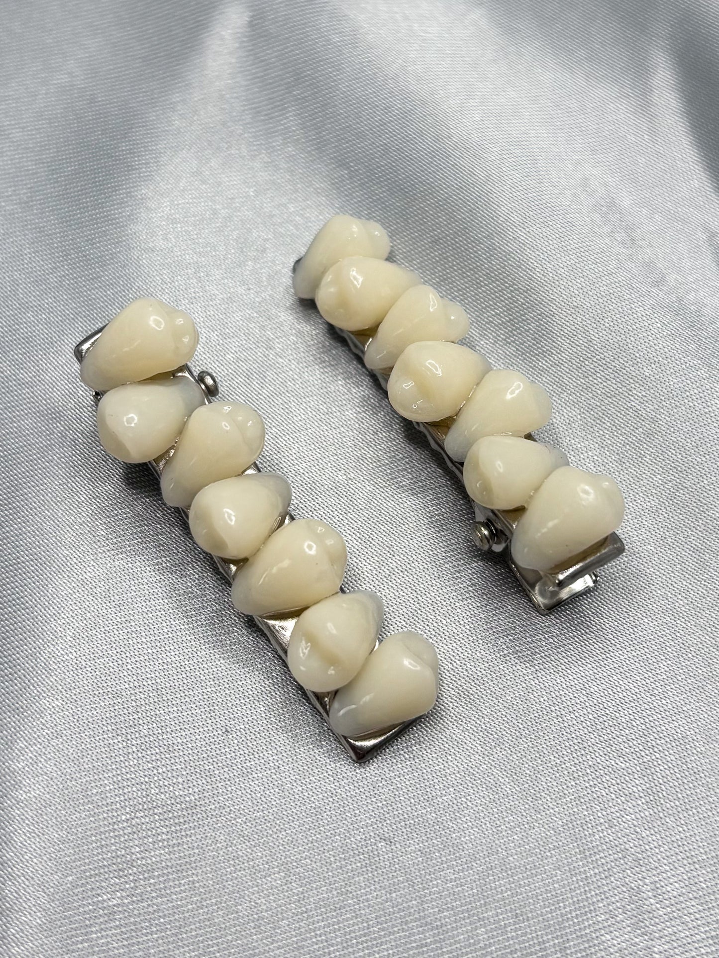 INCISOR TOOTH HAIR CLIPS