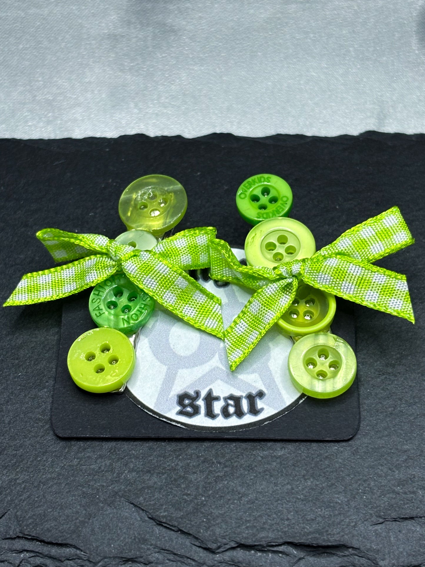 GREEN BUTTON HAIRCLIPS