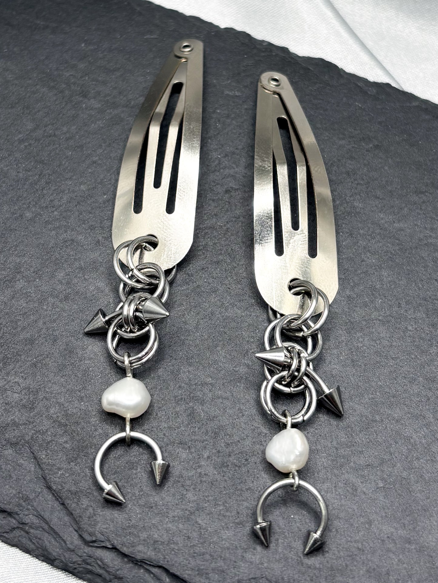 PIERCED PEARL HAIR CLIPS
