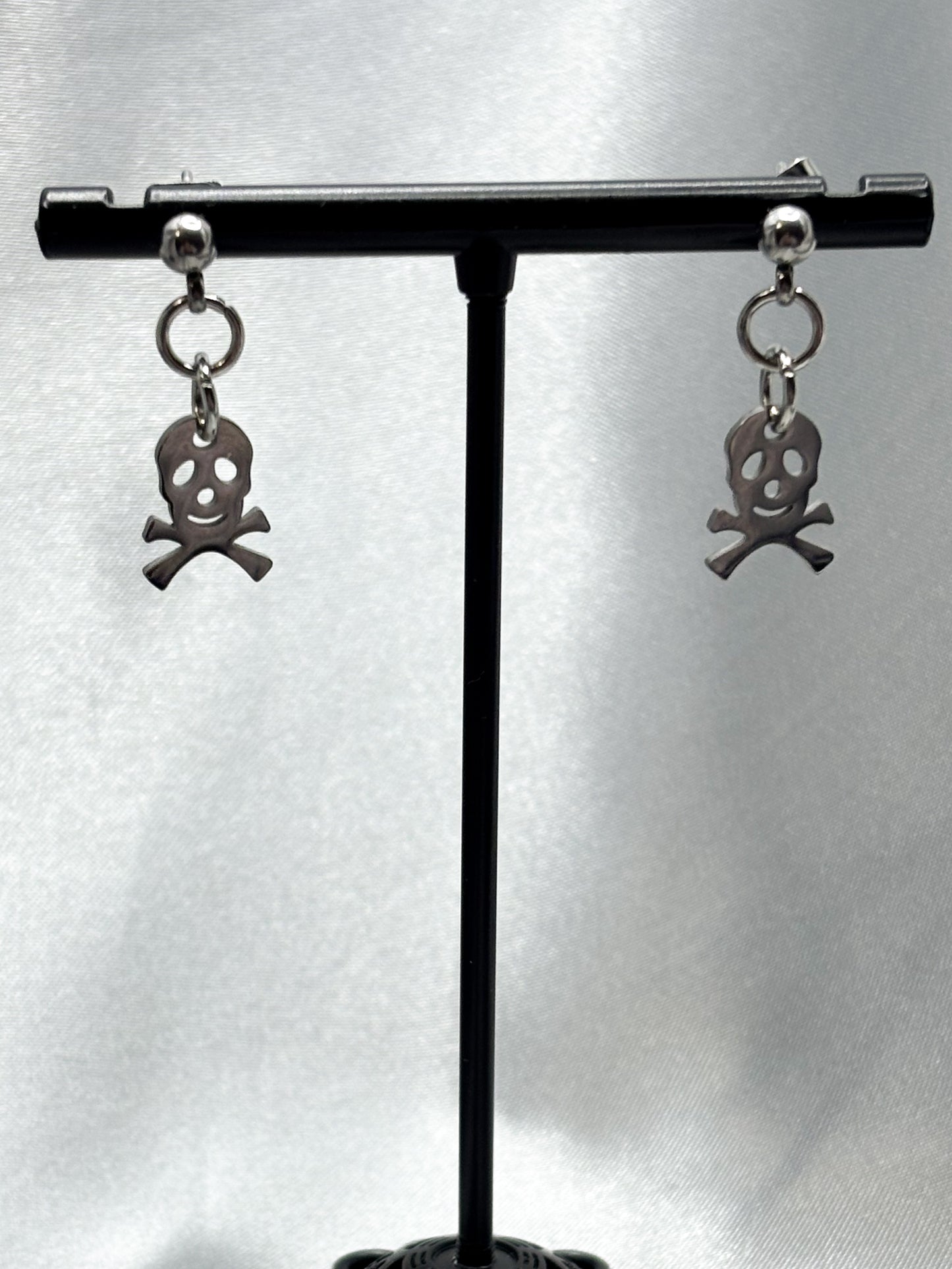 SIMPLE SKULL STUD EARRINGS