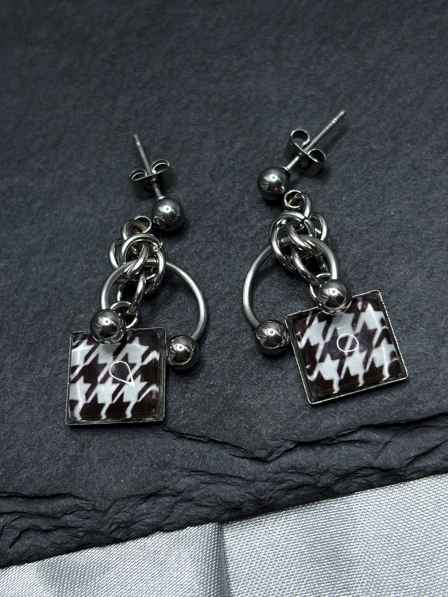 HOUNDSTOOTH SQUARE EARRINGS