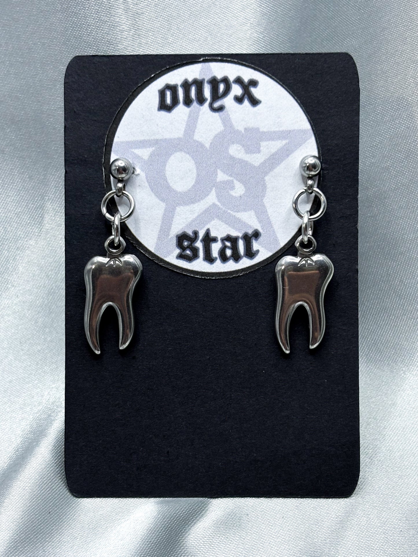 SIMPLE TOOTH STUD EARRINGS