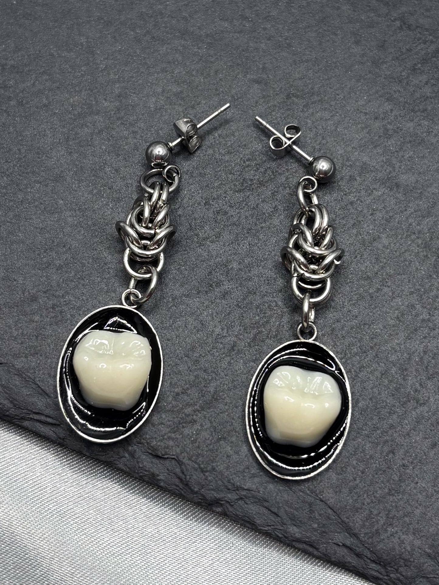 THE OVAL EARRINGS