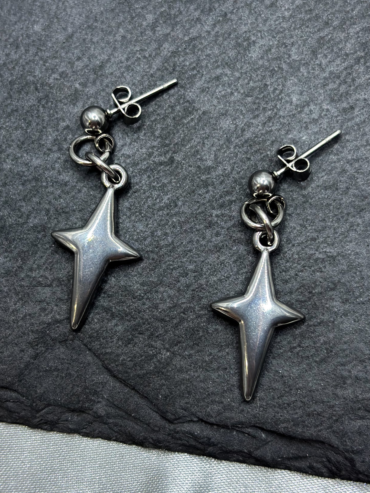 SIMPLE SPARKLE STUD EARRINGS