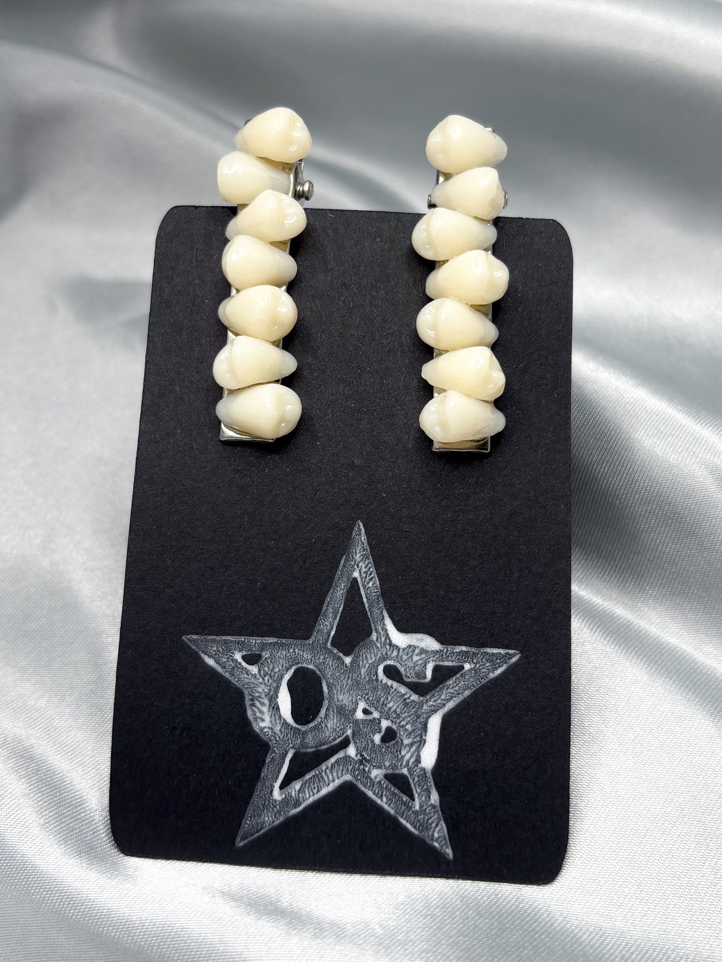 INCISOR TOOTH HAIR CLIPS