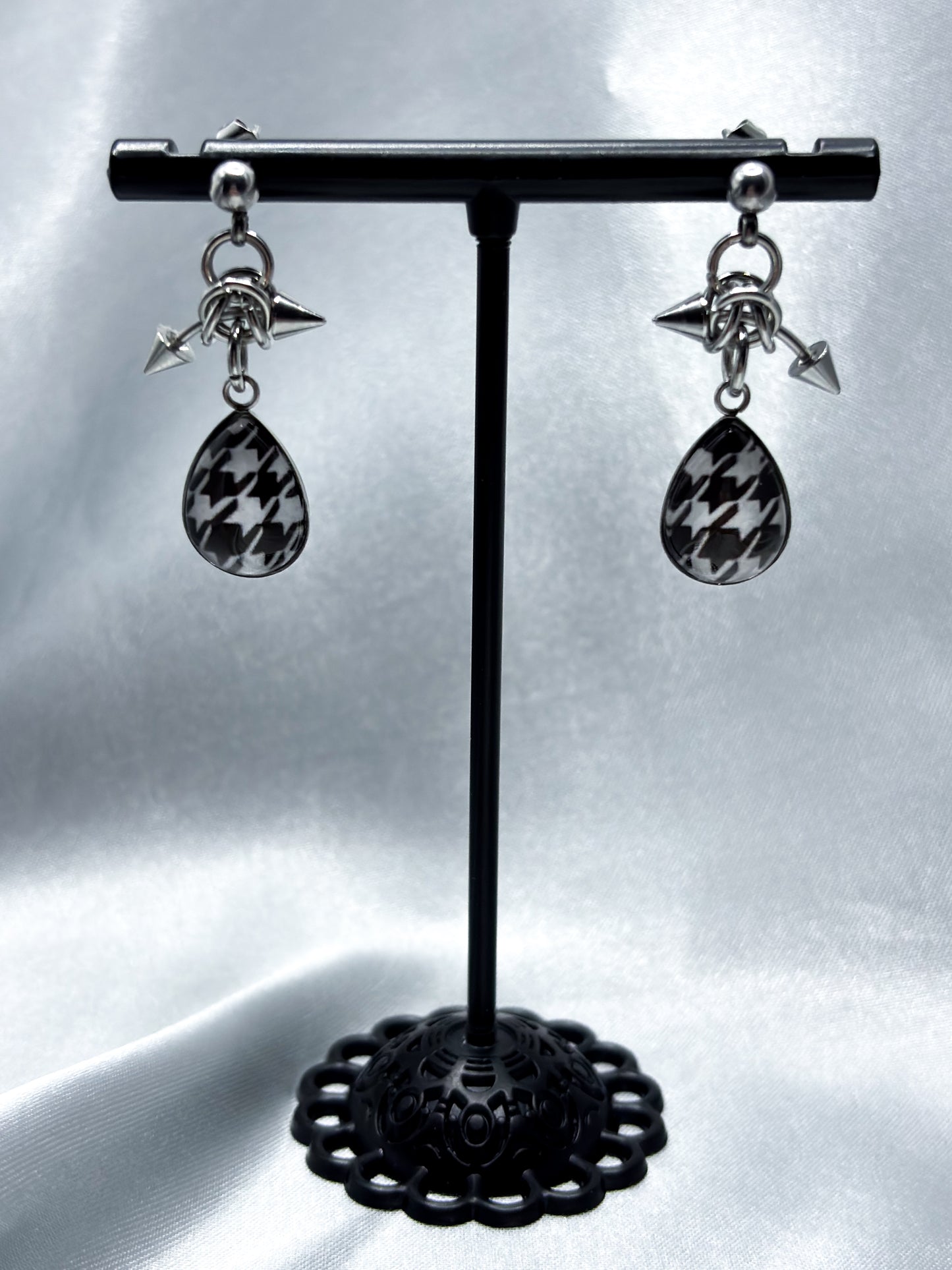 PIERCED OVAL HOUNDSTOOTH EARRINGS