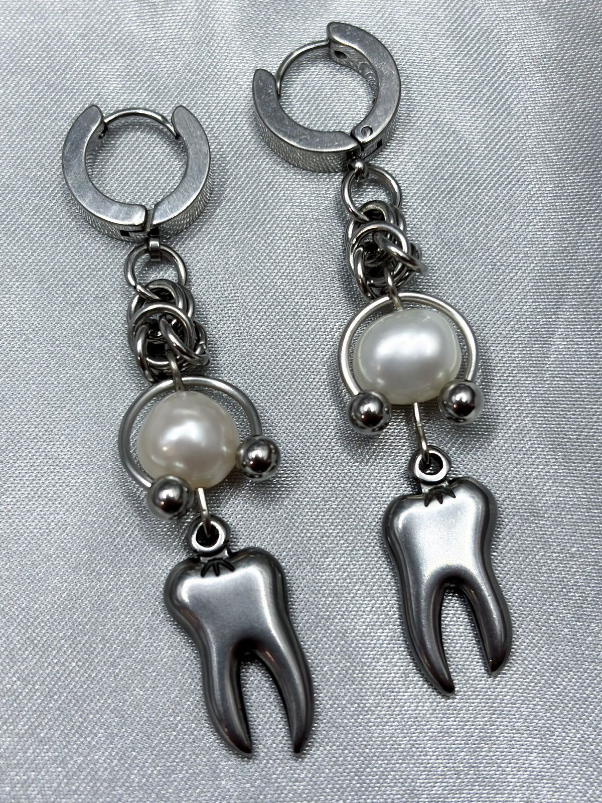 THE PEARLY WHITE EARRINGS