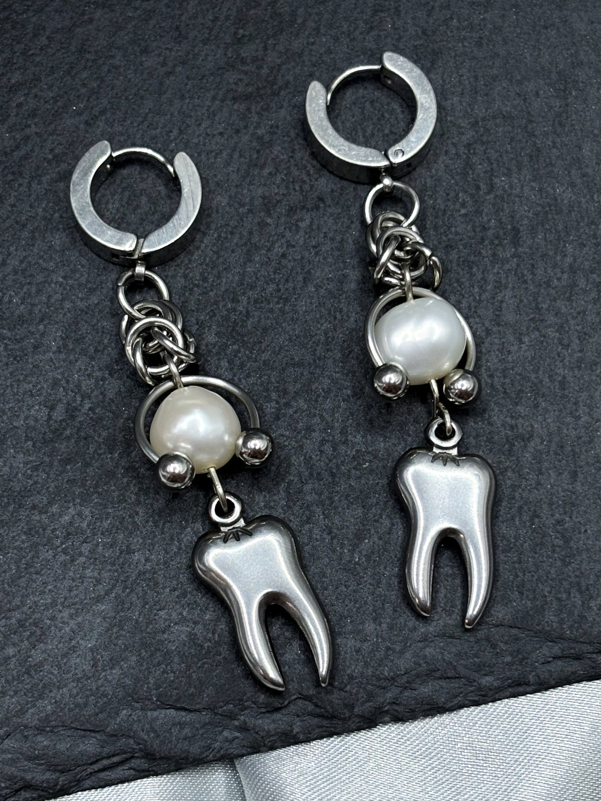 THE PEARLY WHITE EARRINGS