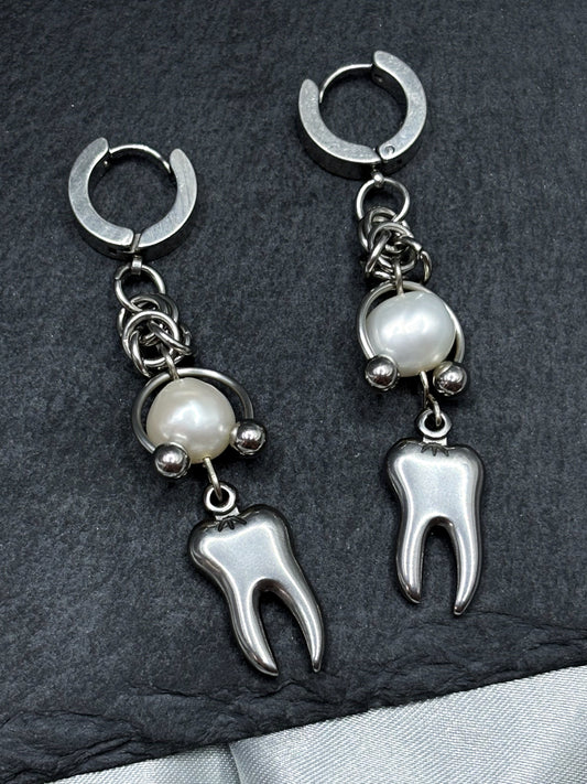THE PEARLY WHITE EARRINGS