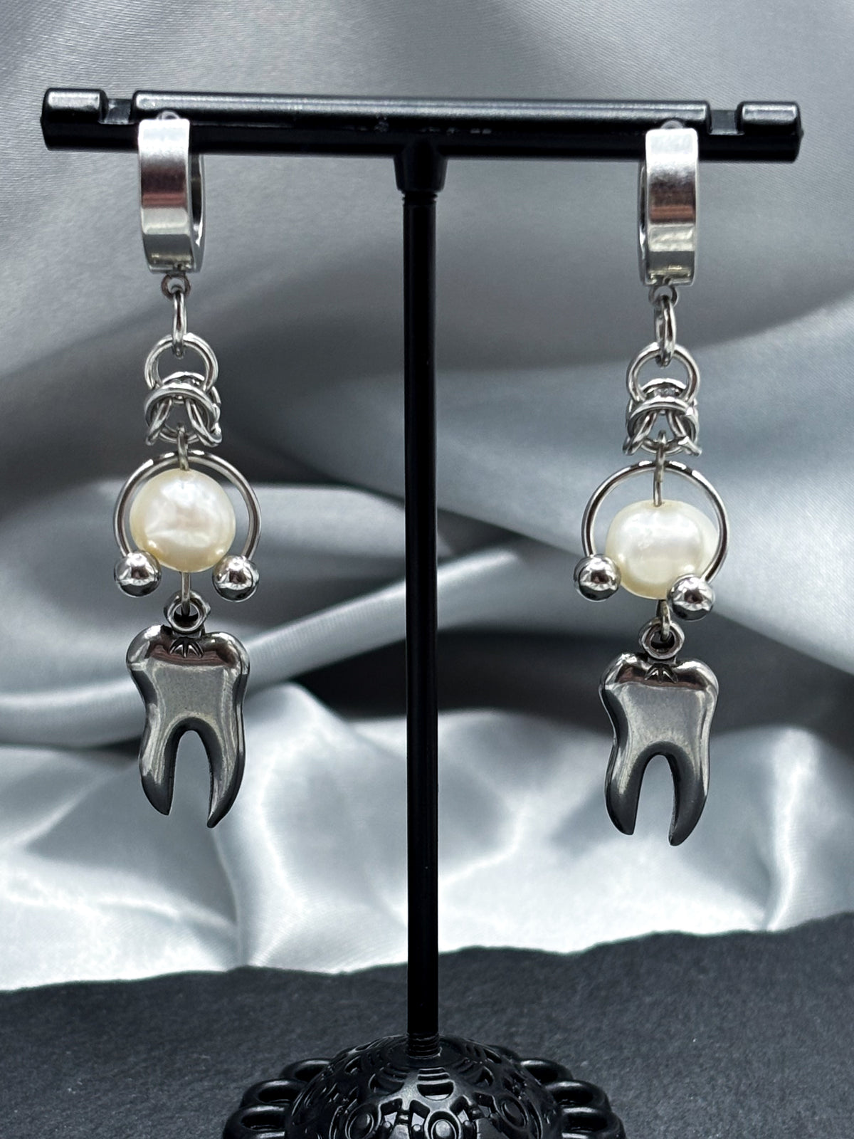 THE PEARLY WHITE EARRINGS