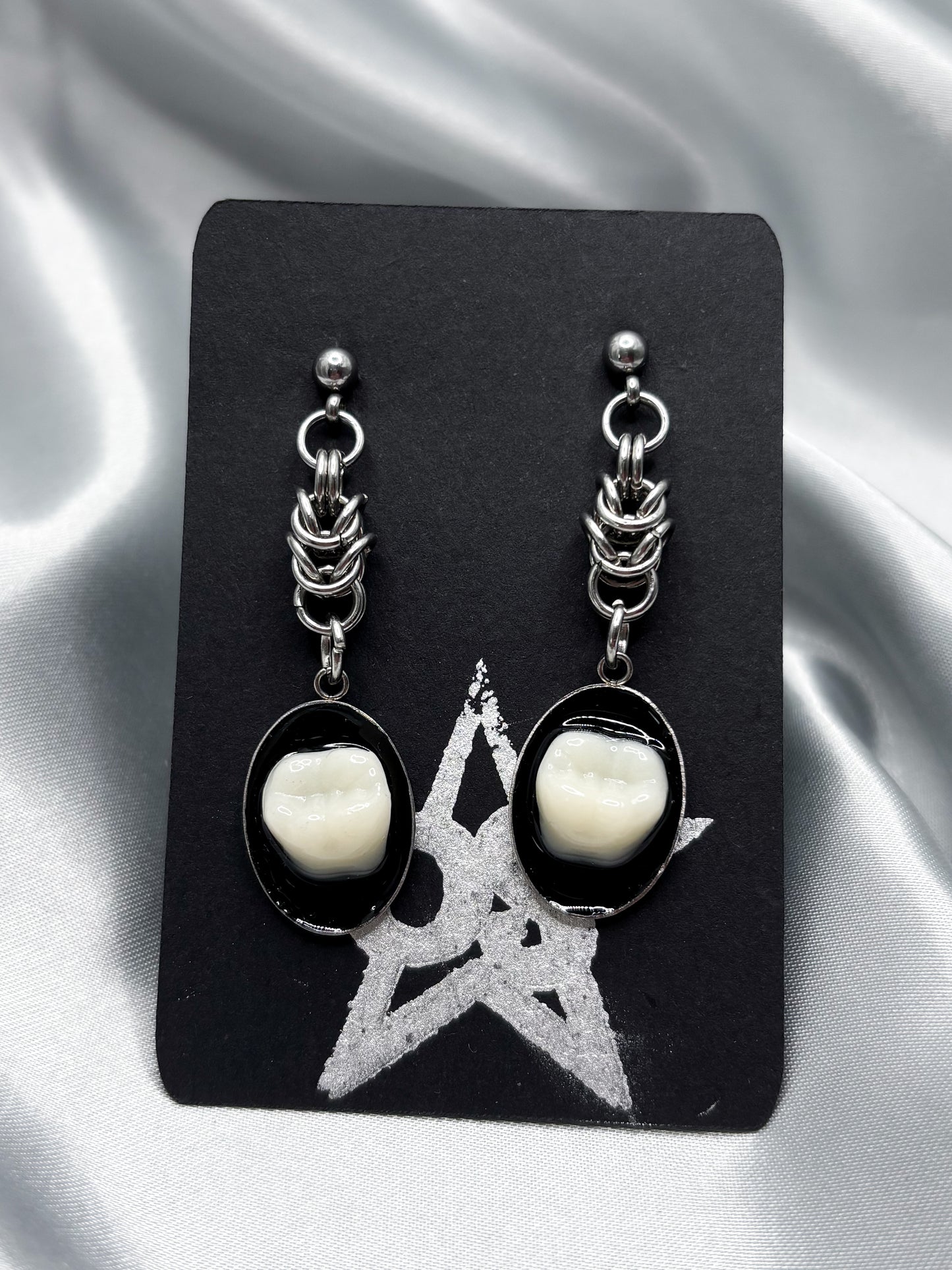 THE OVAL EARRINGS