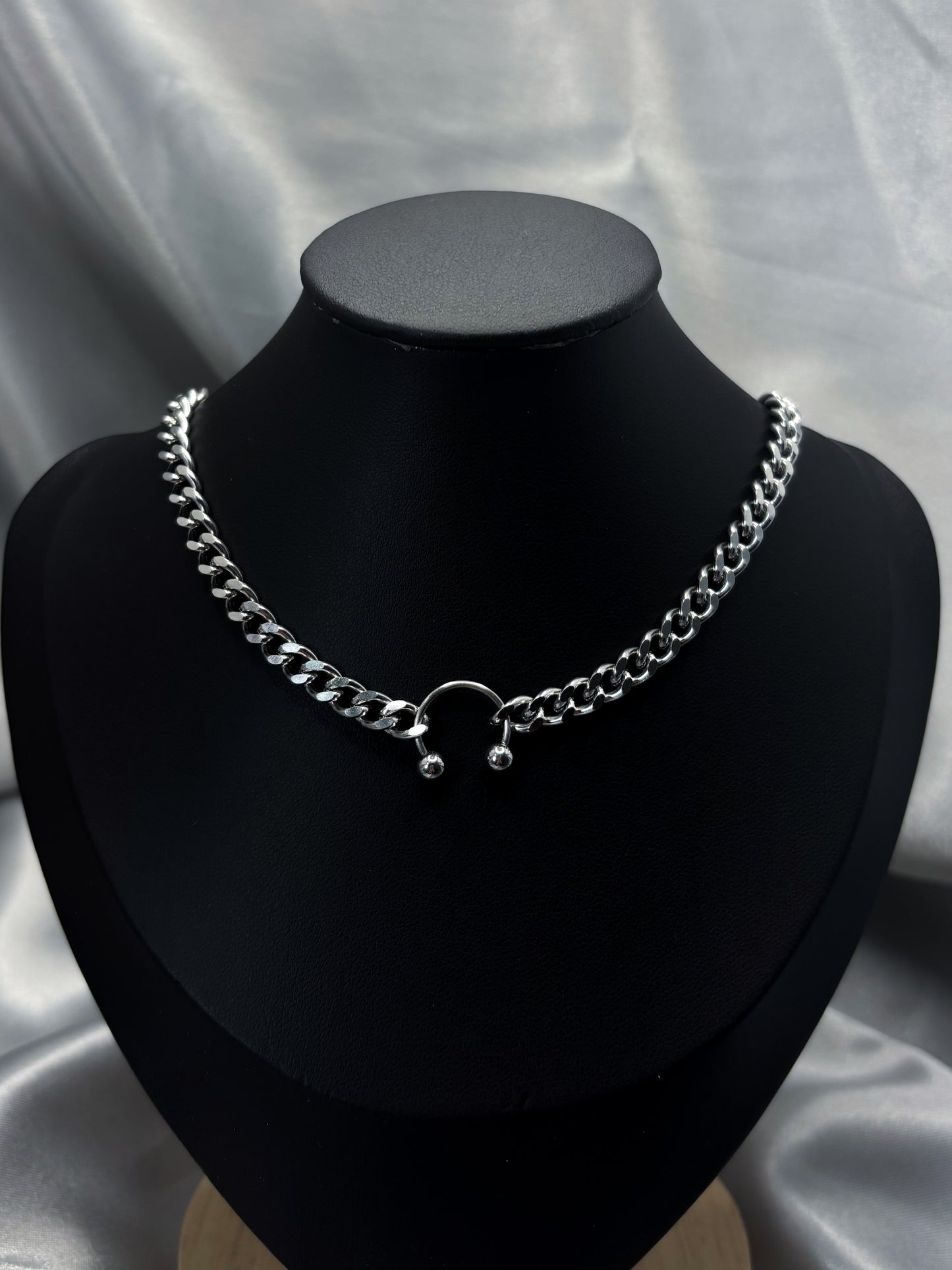 HORSESHOE NECKLACE