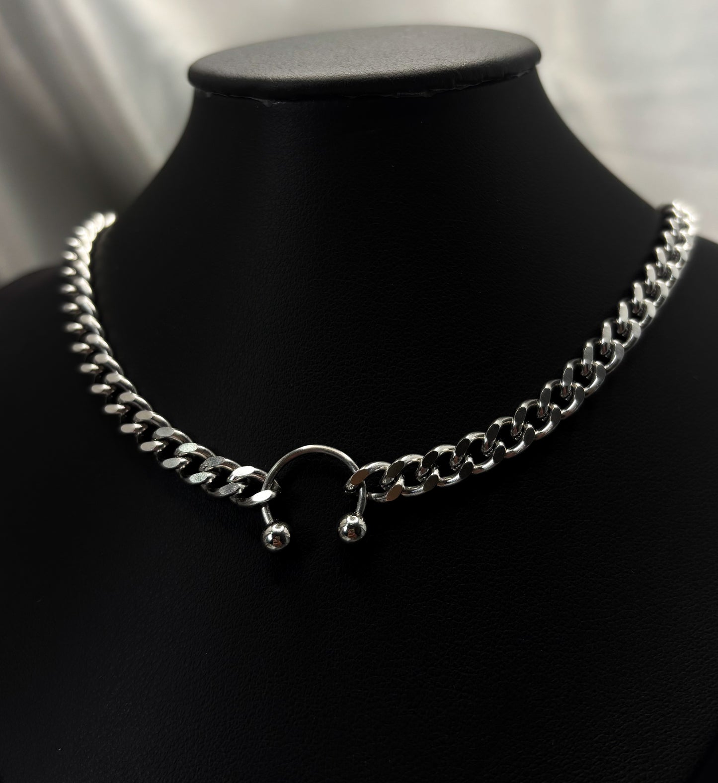 HORSESHOE NECKLACE