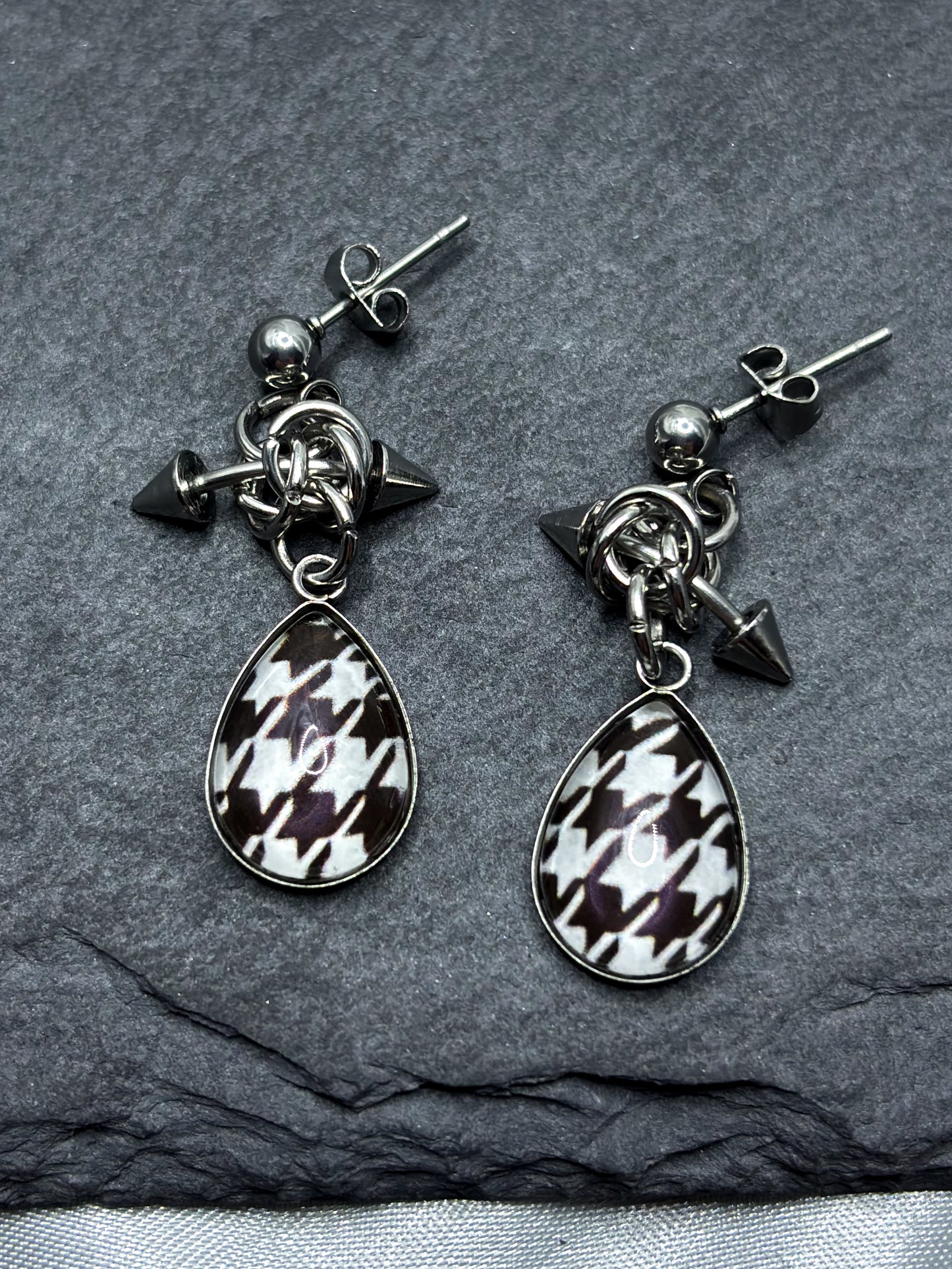 PIERCED OVAL HOUNDSTOOTH EARRINGS