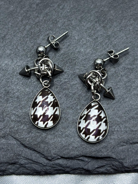 PIERCED OVAL HOUNDSTOOTH EARRINGS