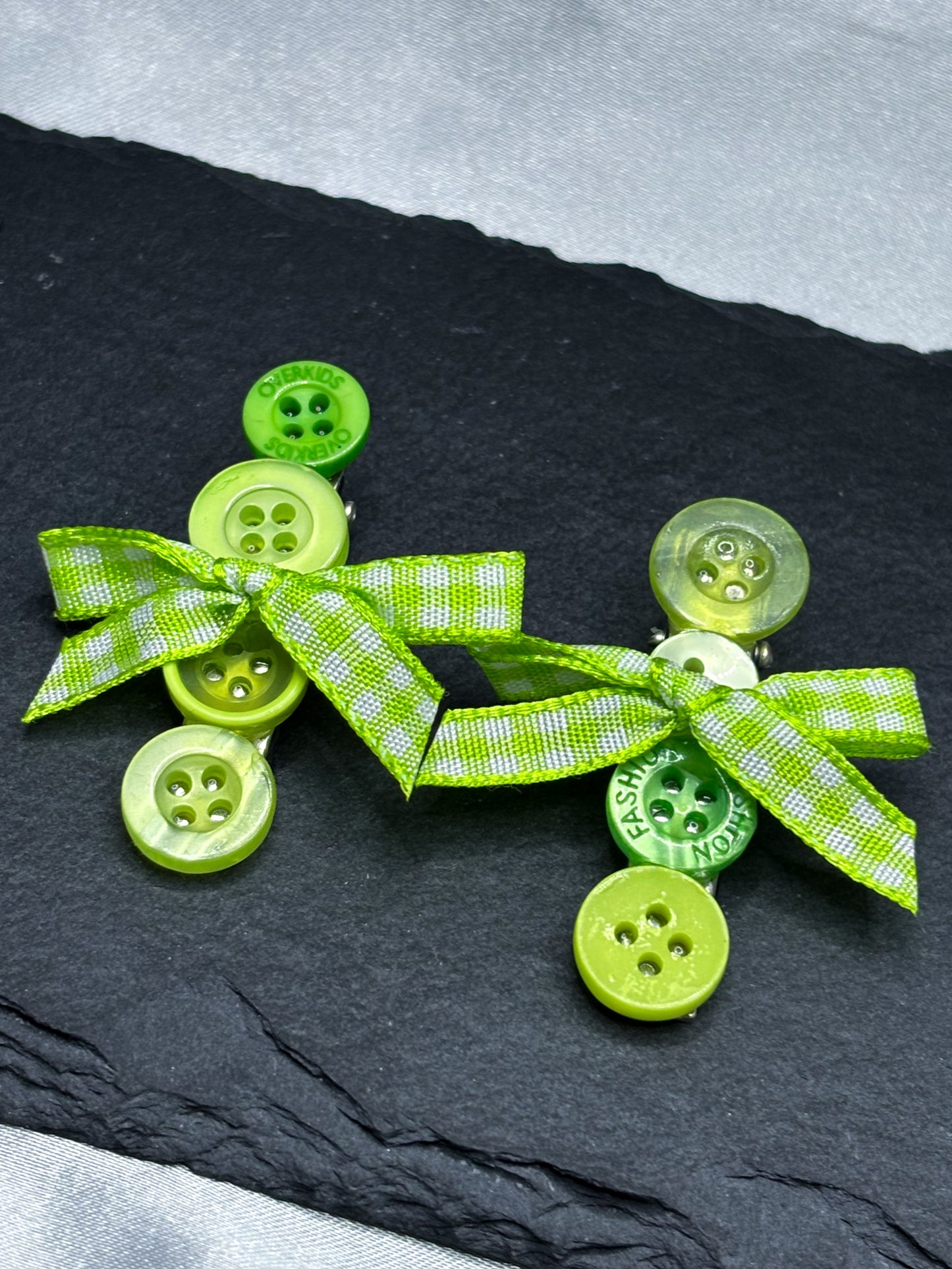 GREEN BUTTON HAIRCLIPS