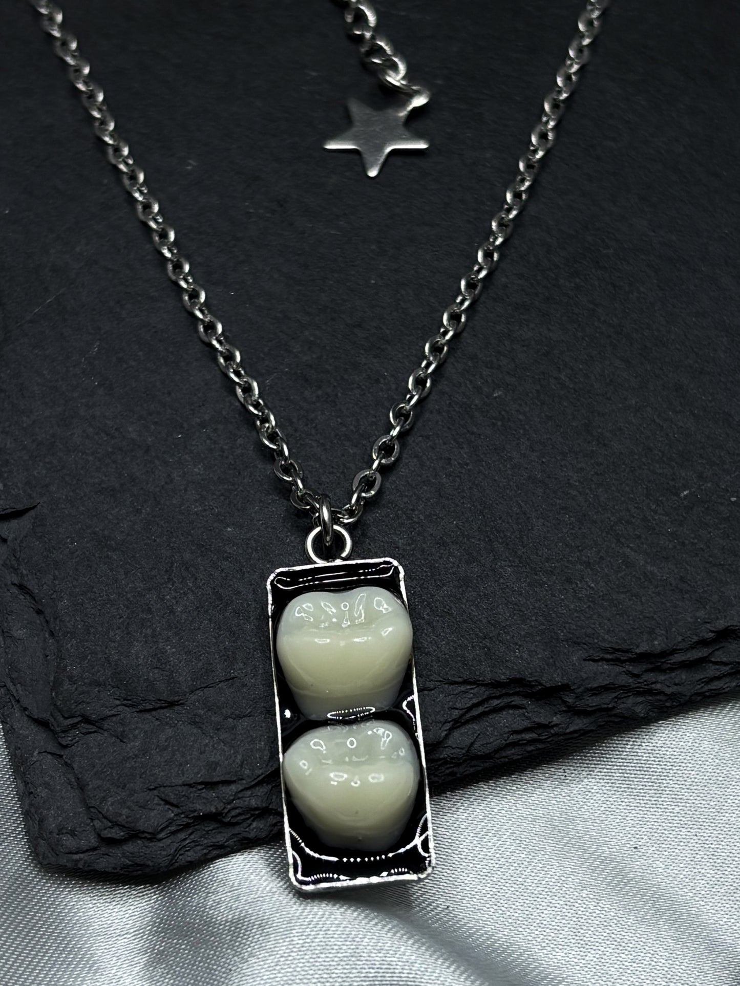 STRAIGHT TEETH NECKLACE