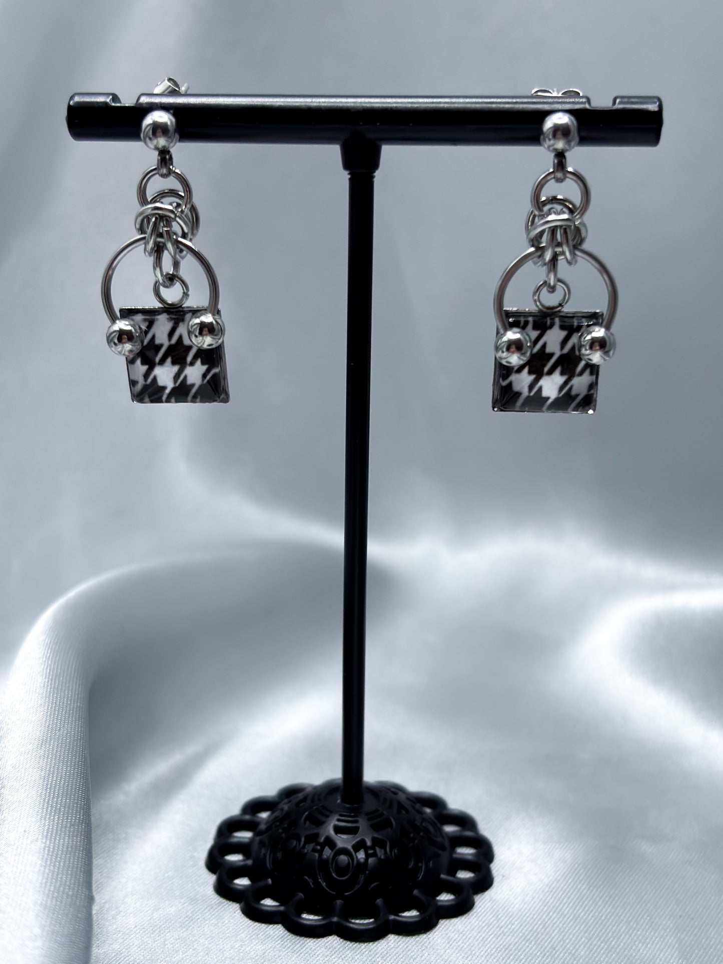 HOUNDSTOOTH SQUARE EARRINGS