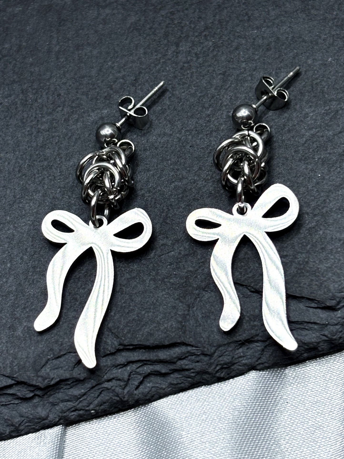CHAINMAIL BOW EARRINGS