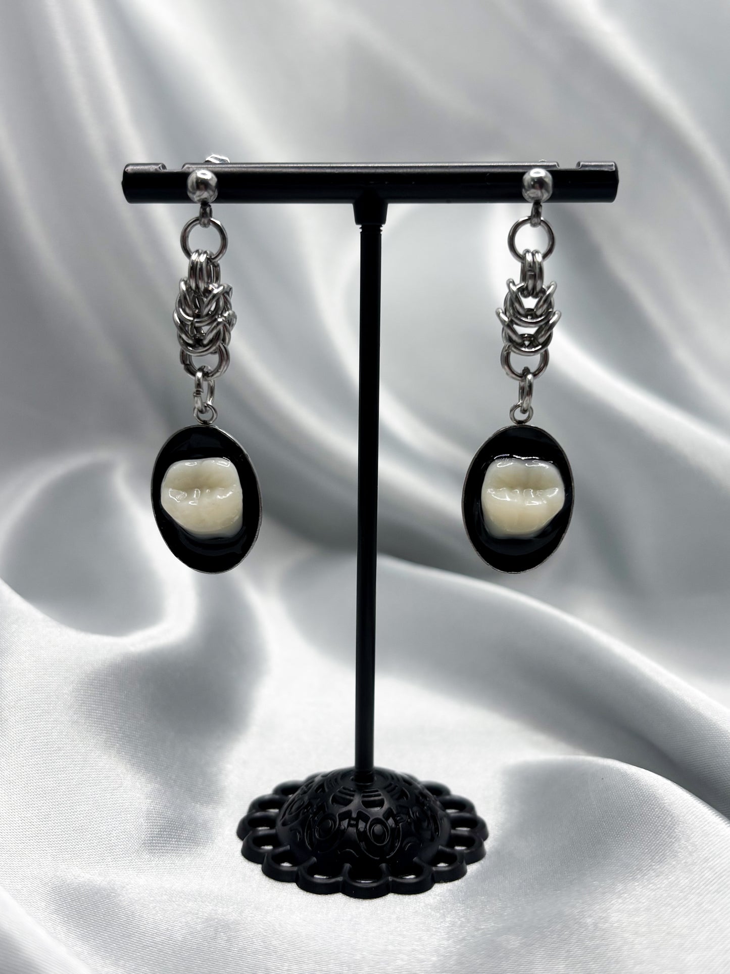 THE OVAL EARRINGS