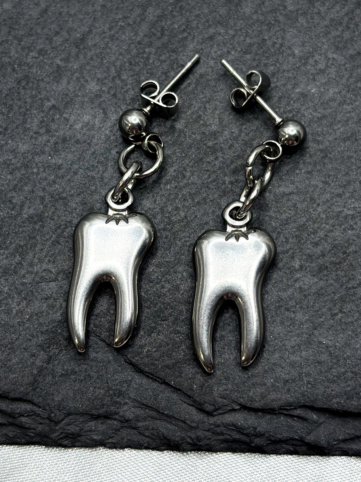SIMPLE TOOTH STUD EARRINGS