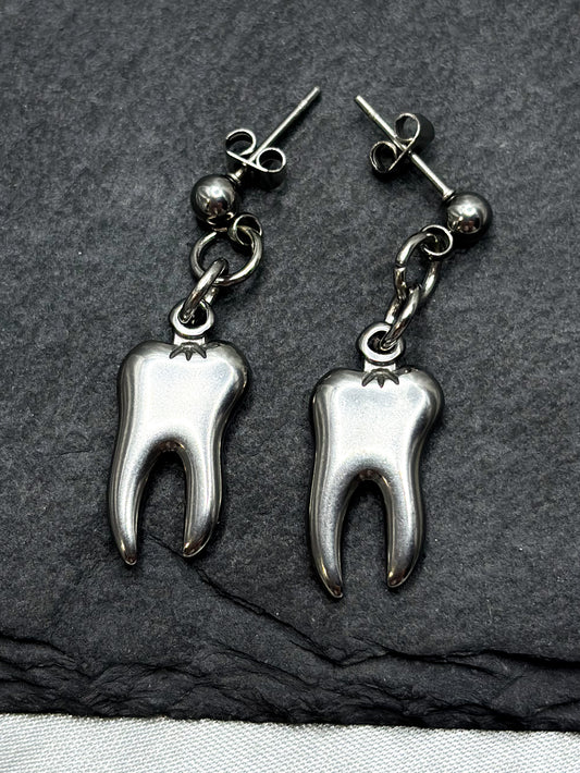 SIMPLE TOOTH STUD EARRINGS