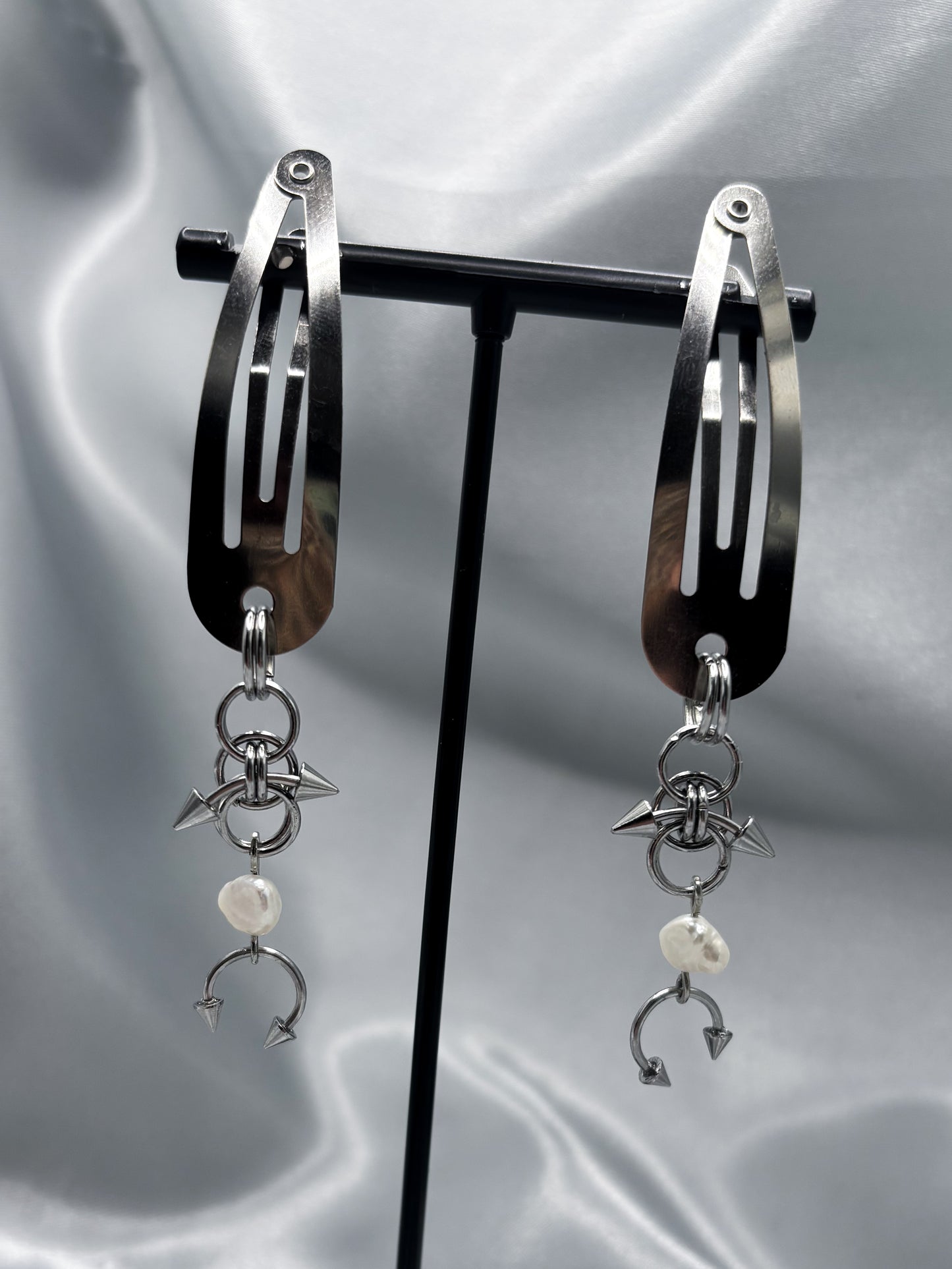 PIERCED PEARL HAIR CLIPS