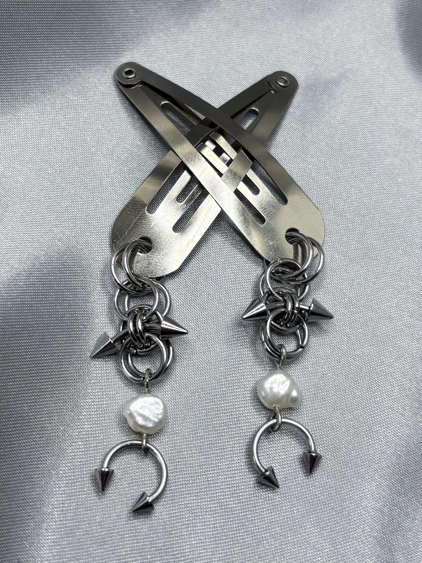 PIERCED PEARL HAIR CLIPS