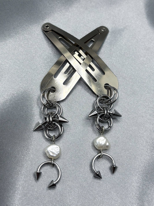 PIERCED PEARL HAIR CLIPS