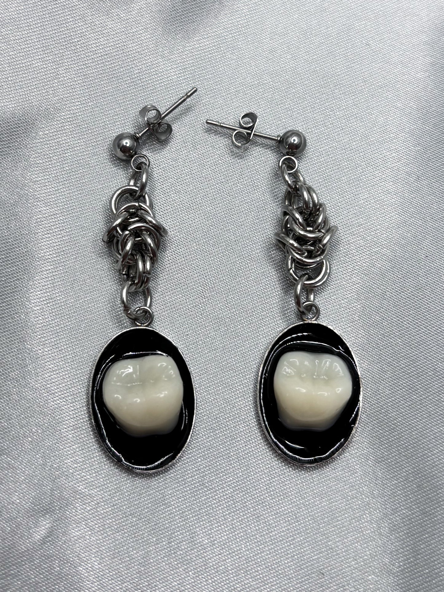 THE OVAL EARRINGS